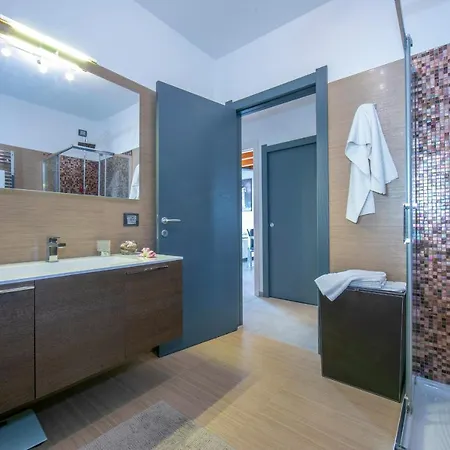 Vila Sleeps 8 Pool