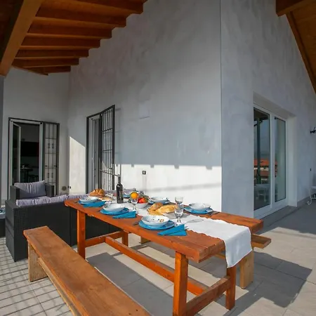 Vila Sleeps 8 Pool
