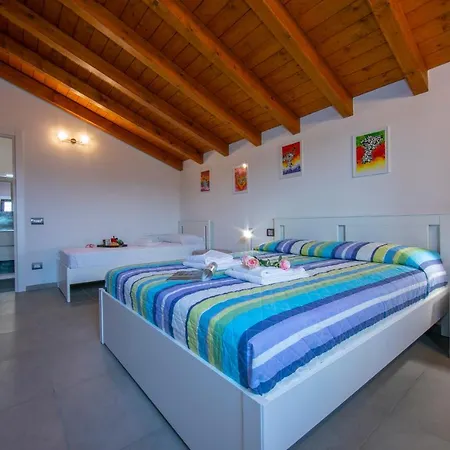 Villa Sleeps 8 Pool